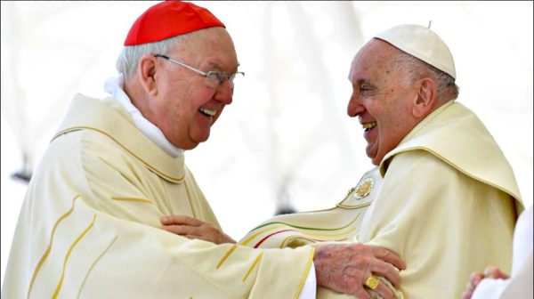 Após a morte do Papa, começa a Sede Vacante do Vaticano. Cargo é ocupado pelo Camerlego até escolha do novo Papa.
